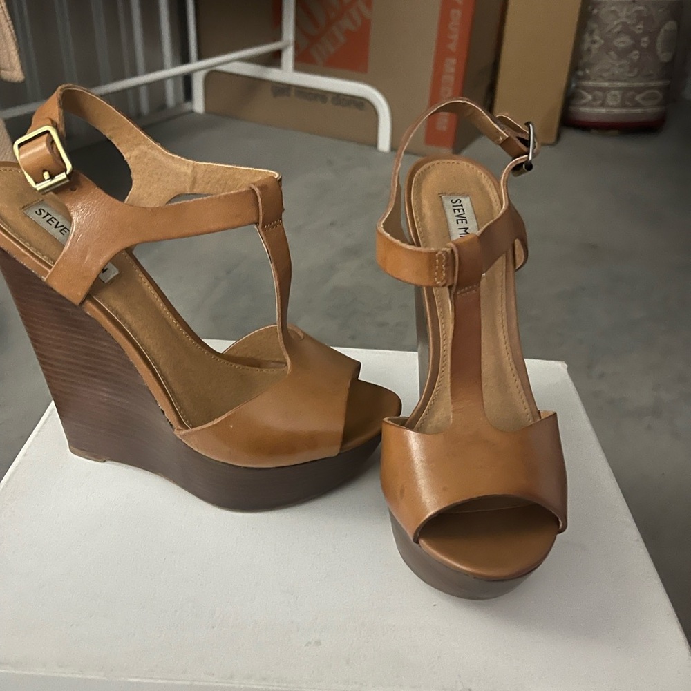 Steve Madden Tan Wedge Sandals with T-Strap Design